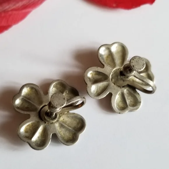 Relisted -Vintage four leaf clover screwback earrings silver tone metal - Picture 11 of 11